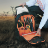 mochila para herramientas y computadora portátil tradesman pro™ en poliéster negro con 25 bolsillos (no incluye herramientas).