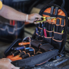 mochila para herramientas tradesman pro™ de 44.5 cm en color negro con 35 bolsillos (no incluye herramientas).