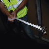 flexómetro (cinta de medir) de 7.5 m con gancho doble magnético. graduada por ambos lados y freno de alta velocidad. de uso rudo