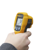 termómetro ir para medición de temperatura de 30ºc a 500ºc, con precisión + 1.0%, y clasificación ip54 de resistencia al agua y polvo