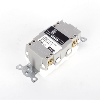 contacto de auto verificación gfci con interruptor de falla a tierra de 15 a 125 v 2 polos, 3 hilos color blanco (nema 5 15r), grado comercial. contacto de auto verificación gfci con interruptor de falla a tierra de 15 a 125 v 2 polos, 3 hilos color blanco (nema 5 15r), grado comercial.