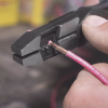 pinza híbrida con ponchadora de 8". pela cable sólido de 10 14 awg y cable trenzado de 12 16 awg