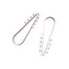 bolsa con 100 clips sujetadores de plástico para cables de 11 a 19 mm. ideales para instalaciones en pared, brindan sujeción firme y segura.