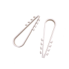 bolsa con 100 clips sujetadores de plástico para cables de 19 a 25 mm. ideales para instalaciones en pared, brindan sujeción firme y segura.