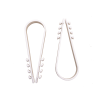 bolsa con 100 clips sujetadores de plástico para cables de 19 a 25 mm. ideales para instalaciones en pared, brindan sujeción firme y segura.