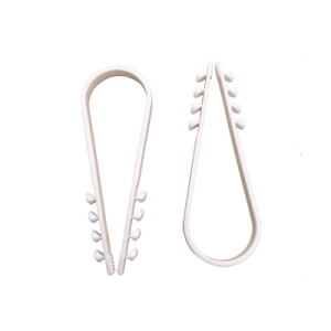 bolsa con 100 clips sujetadores de plástico para cables de 19 a 25 mm. ideales para instalaciones en pared, brindan sujeción firme y segura.