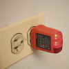 probador de tomacorrientes estándar, con secuencia de luces para indicar un cableado correcto/incorrecto.