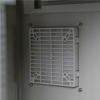 gabinete ventilado de acero ip55 uso en exterior (593 x 609 x 399 mm) con placa trasera interior metálica y compuerta inferior atornillable. incluye ventilador, ventilas, filtros, montaje rack 19", terminal de tierra física, chapas y ll