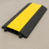 protector de cable de 3 canales / base de goma y tapa de plástico / tamaño del canal 56x55mm / capacidad de carga 6.1 toneladas / longitud 90 cm / ancho del contorno 50 cm / altura 7.5 cm / color amarillo negro / material hule