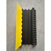 protector de cable de 3 canales / base de goma y tapa de plástico / tamaño del canal 56x55mm / capacidad de carga 6.1 toneladas / longitud 90 cm / ancho del contorno 50 cm / altura 7.5 cm / color amarillo negro / material hule