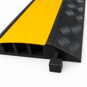 protector de cable de 3 canales / base de goma y tapa de plástico / tamaño del canal 30x30mm / capacidad de carga 5 toneladas / longitud 90 cm / ancho del contorno 50 cm / altura 4.5 cm / color amarillo negro / material hule
