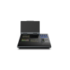 controlador de eventos compacto u5 / pantalla táctil principal 21.5" / pantalla inteligente 8" / 87 botones lcd programables / 4 encoders y 8 faders / control midi y kvm / diseño plegable / software pixelflow / hdmi 2.0 / 12g sdi /